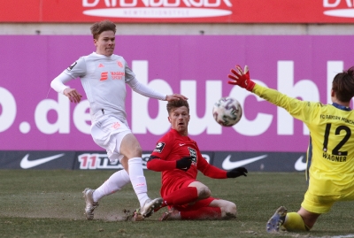 1. FC Kaiserslautern gegen Bayern München 2 - Kurz vor Schluss vergibt Marvin Pourié (Mitte) eine Großchance.