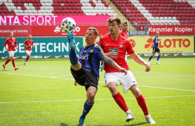 1. FC Kaiserslautern gegen 1. FC Saarbrücken - Daniel Hanslik (rechts) im Duell mit Tobias Jänicke.