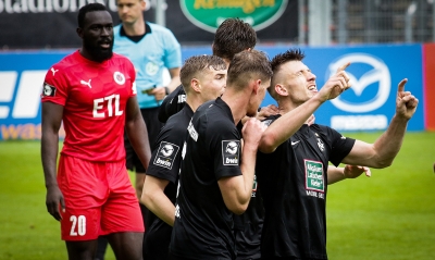 Viktoria Köln gegen 1. FC Kaiserslautern - Erlösung: Daniel Hanslik (rechts) hat gerade den unerwarteten Ausglich zum 3:3 geschafft.