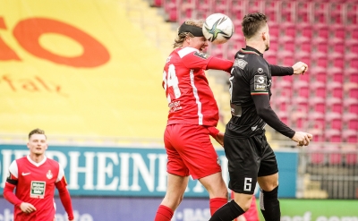 1. FC Kaiserslautern gegen 1. FC Magdeburg - Felix Götze (links) im Duell mit Adrian Malachowski.