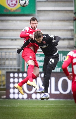 1. FC Kaiserslautern gegen Hallescher FC - Boris Tomiak (links) im Kopfballduell mit Julian Guttau