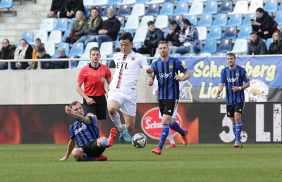 1. FC Saarbrücken gegen Viktoria Köln - Tobias Jänicke (links) gegen Seokju Hong
