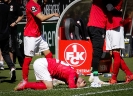 1. FC Kaiserslautern gegen SpVgg Unterhaching - Erschöpft am Boden, nach dem Abpfiff: Kapitän Jean Zimmer.