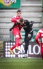 1. FC Kaiserslautern gegen Hallescher FC - Boris Tomiak (links) im Kopfballduell mit Julian Guttau