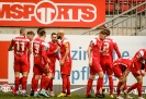 1. FC Kaiserslautern gegen Hallescher FC - Mike Wunderlich (fünfter von links) erzielt das 1:0