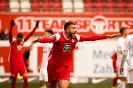 1. FC Kaiserslautern gegen Viktoria Berlin - Julian Niehues jubelt über sein Tor zum 1:0.
