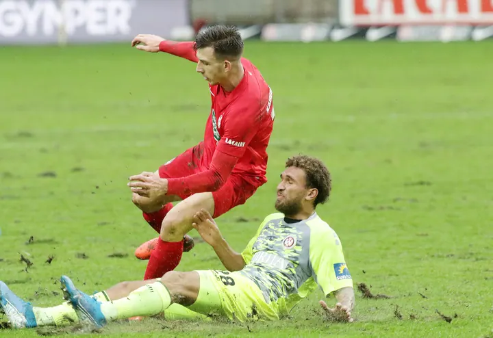 1. FC Kaiserslautern gegen SV Wehen Wiesbaden - Torschütze Kevin Lankford fällt Daniel Hanslik