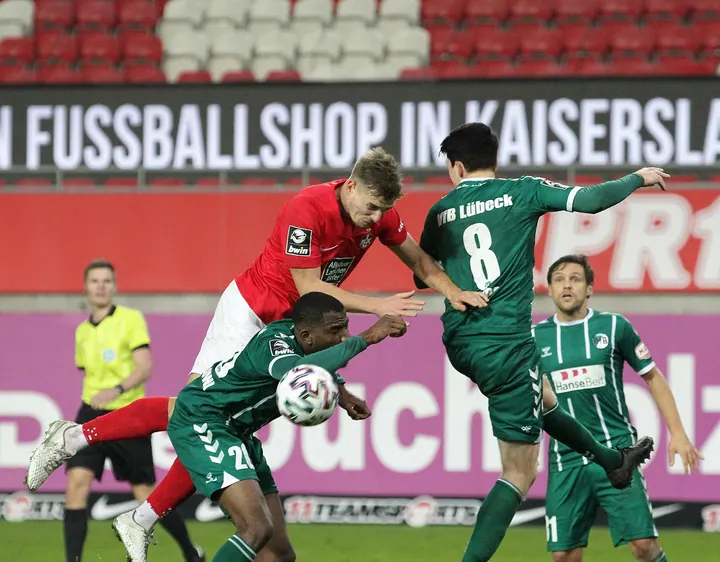 1. FC Kaiserslautern gegen VFB Lübeck - Elias Huths Angriff (Mitte) mit Kopfball in Richtung Lübecker Tor wird von Osarenren Okungbowa (links) und Sven Mende gestoppt.