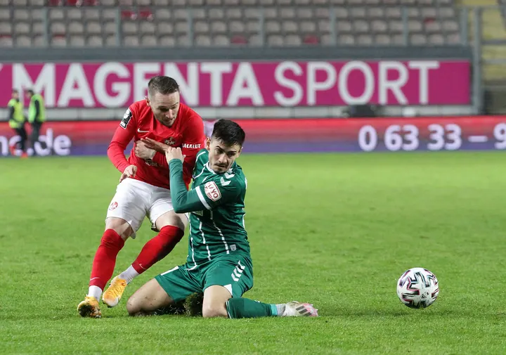 1. FC Kaiserslautern gegen VFB Lübeck - Marius Kleinsorge (links) im Duell mit Nico Rieble.