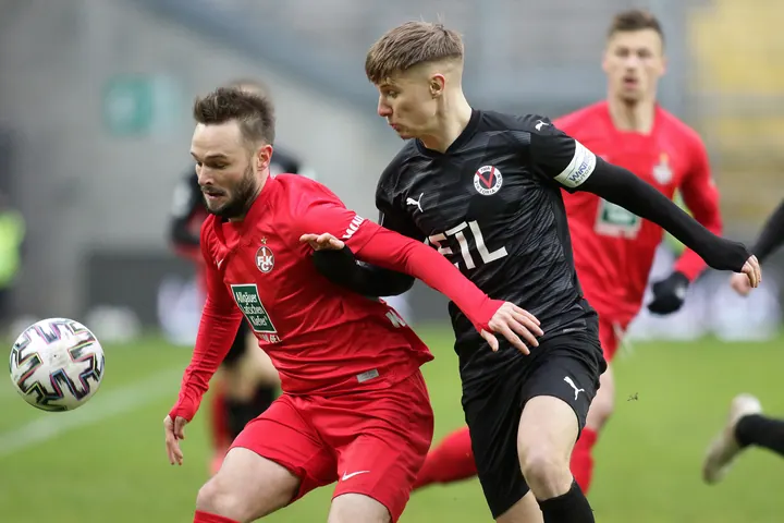 1. FC Kaiserslautern gegen Victoria Köln - Marius Kleinsorge entwischt Luca Stellwagen (links).