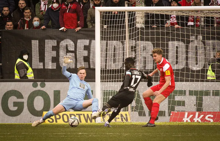 1. FC Kaiserslautern gegen 1. FC Magdeburg - Matheo Raab hält gegen Sirlord Conteh