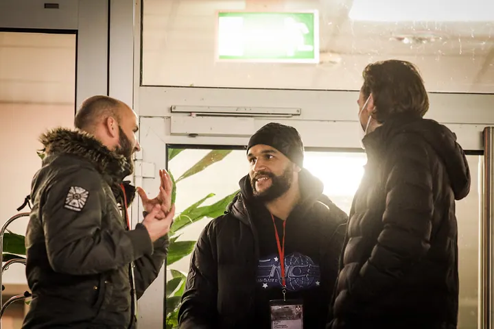 1. FC Kaiserslautern gegen Viktoria Berlin - Terence Boyd (Mitte) im Gespräch mit Fans auf der Nordtribüne.