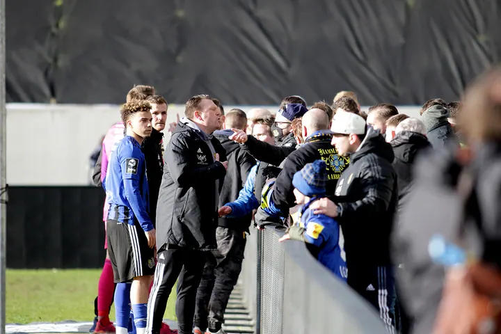 1. FC Saarbrücken gegen Viktoria Köln - Saarbrücker Fans gelangen nach der Niederlage ins Stadion